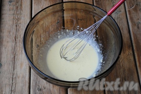 Взбить до однородной массы венчиком или воспользоваться миксером. Тонкой струйкой, не прекращая взбивать, влить растительное масло. При добавлении масла соус "Айоли" начинает густеть, с помощью масла можно регулировать желаемую консистенцию соуса. Я готовила соус не очень густой и мне хватило 120 мл растительного масла, если же Вы хотите получить густой соус - добавьте большее количество масла. Сбивается соус до нужной консистенции очень быстро, венчиком это займёт немного больше 5 минут, а миксером&nbsp;весь процесс взбивания занимает пару минут.