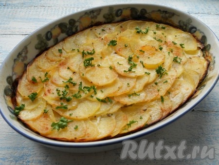 Запекать гратен в разогретой духовке при температуре 180 градусов, прикрыв форму фольгой, около 45 минут. После этого фольгу убрать и продолжать запекание при той же температуре еще 15 минут. Готовый картофельный гратен посыпать измельченной зеленью.
