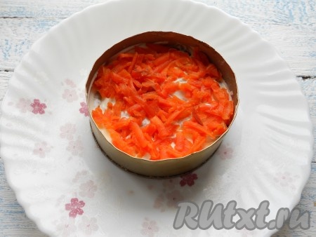 Следующий слой - половина натертой на крупной терке моркови.