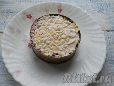 Следующий слой - рубленное 1 яйцо + майонез.