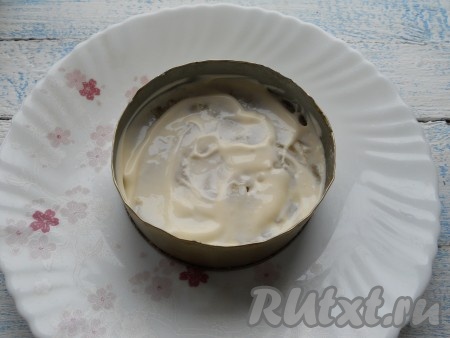 Смазать картофель майонезом.