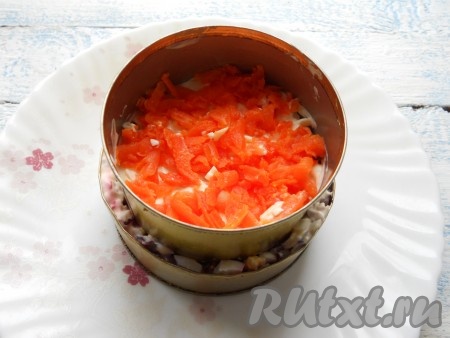 Смазать сыр майонезом, следующий слой - оставшаяся натертая морковь.
