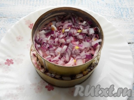 Далее снова - оставшаяся натёртая свекла, сверху выложить оставшийся фиолетовый лук, посолить, смазать майонезом.
