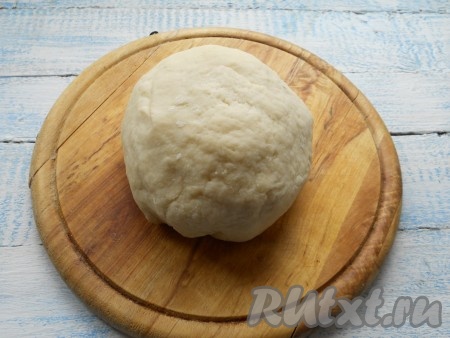 Постепенно вливая кипяток, быстро замесить ложкой тесто, которое далее немного вымесить. Тесто получается нежным, мягким, но плотным. Дать тесту остыть, завернуть в пищевую пленку и поместить в холодильник на 30 минут.