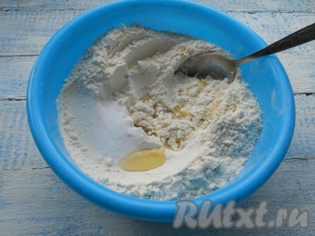 Муку просеять, добавить соль и растительное масло.