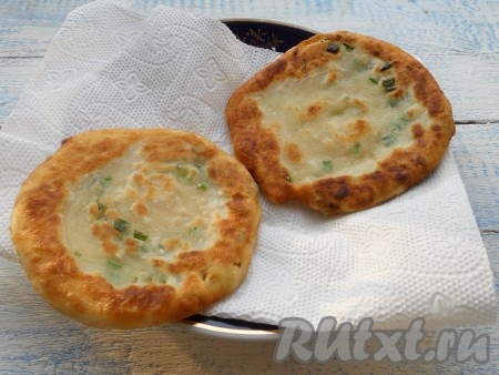 Готовые лепешки поместить на бумажное полотенце для удаления лишнего жира.
