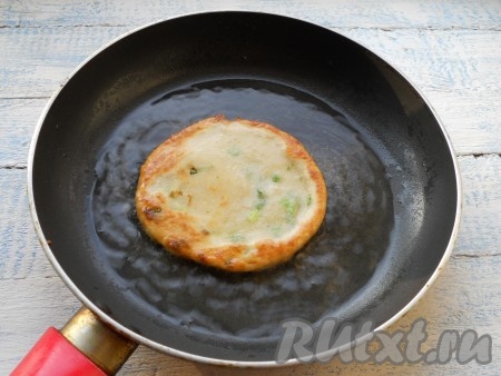 Подсолнечное масло разогреть в сковороде. Жарить лепешки с зелёным луком на среднем огне до румяного цвета с двух сторон.
