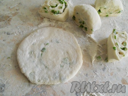 Свернуть тесто в рулет, который затем разрезать на 10-12 частей. Каждую часть, присыпая немного мукой, раскатать в тонкую лепешку.