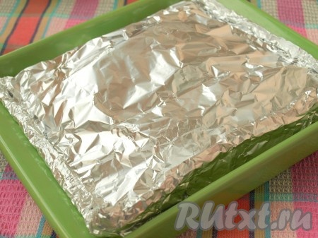 Хорошо завернуть фольгу со всех сторон. Можно оставить филе индейки промариноваться на 1,5-2 часа при комнатной температуре, но если времени нет, можно готовить сразу. Разогреть духовку до 200 градусов и запекать мясо 45 минут. Затем фольгу развернуть и дать индейке подрумяниться минут 20.
