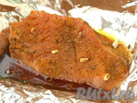 В форму для запекания положить фольгу так, чтобы затем мясо можно было завернуть свободными краями. Смазать фольгу оливковым маслом, выложить филе индейки, полить сверху соевым соусом.
