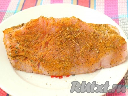 Филе индейки хорошо вымыть и обсушить бумажными полотенцами. Смешать соль и все приправы, натереть мясо со всех сторон.
