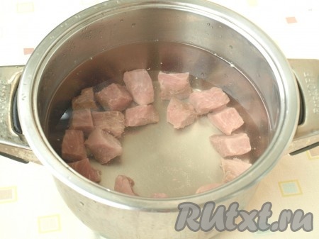 Крупными кусочками нарезать мясо (у меня свинина), залить водой и поставить на огонь. Когда мясо закипит, появившуюся пену следует убрать. Добавить в кастрюлю соль и варить мясо на небольшом огне до готовности.
