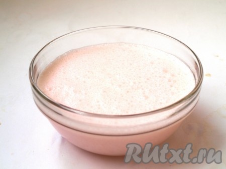 Масса должна стать очень воздушной и увеличиться в объёме в 1,5-2 раза.
