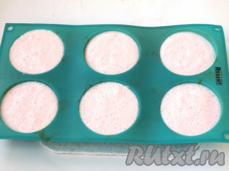 Разлить полученную массу в силиконовые формочки или креманки, убрать на пару часов холодильник до полного застывания.
