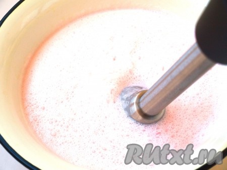 В большую миску вылить сметану, добавить к ней желе. С помощью погружного блендера взбить массу до появления пузырьков.
