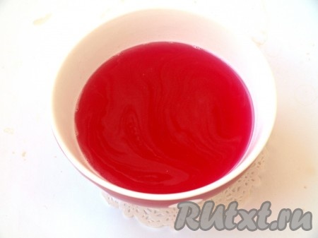 Пачку желе высыпать в глубокую тарелку и залить стаканом горячей воды, хорошо размешать. Желе в данном случае можно брать с любым наполнителем. Дождаться, пока желе остынет.
