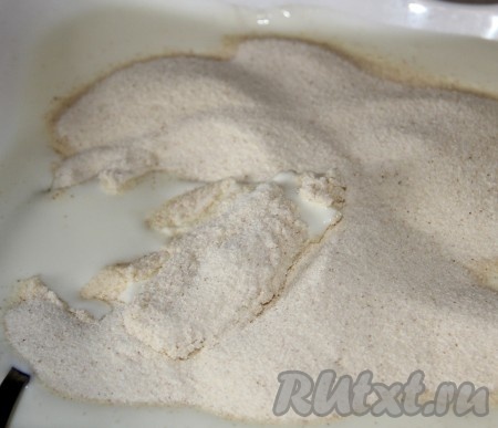 Манку замачиваем в кефире.