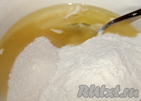 Когда манка разбухнет добавляем сахар, муку, подсолнечное или сливочное масло, гашеную уксусом соду. Можно добавить ванилин, орехи по вкусу.