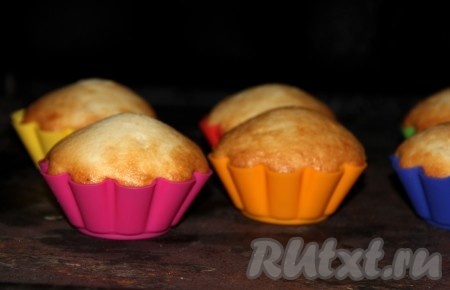 Выпекаем кексы 30 минут при температуре 180-200 градусов. 