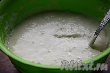 Подогреваем воду на плите до 38-40 градусов, переливаем в объёмную миску. В тёплую воду добавляем дрожжи, тщательно перемешиваем столовой ложкой, всыпаем сахар и соль, перемешиваем. Начинаем частями всыпать муку, каждый раз тщательно перемешивая тесто столовой ложкой. Добавляя муку, учитывайте, что тесто по консистенции должно напоминать очень густую сметану. Как только добились нужной густоты теста, значит больше муку добавлять не нужно. Миску с тестом накрываем полотенцем и ставим в тёплое место на 1-2 часа (до увеличения теста в объёме раза в 2).