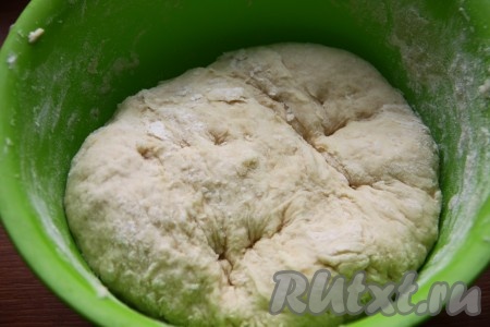 Прежде всего замесим постное дрожжевое тесто для рогаликов, для этого в глубокую миску вливаем тёплую воду (температура воды должна быть примерно 38-40 градусов), добавляем дрожжи, соль и сахар, тщательно перемешиваем. Затем вливаем растительное масло, перемешиваем и начинаем частями всыпать муку, постепенно замешивая мягкое, эластичное, не липнущее к рукам тесто. Тесто оставлять для подъёма не надо, оно подойдёт в процессе формирования рогаликов и уже в духовке. Получившееся тесто делим на 3 равные части.