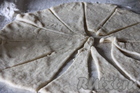 На столе, присыпанном мукой, каждую часть теста раскатываем в круг и разрезаем на 12 треугольников.