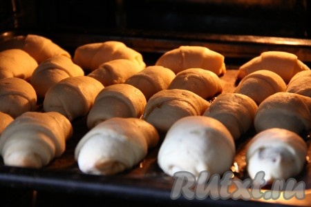 Постные рогалики с повидлом выкладываем на противень, застеленный пергаментом. Выпекаем в разогретой до 180 градусов духовке минут 20 (до лёгкого подрумянивания дрожжевого теста).