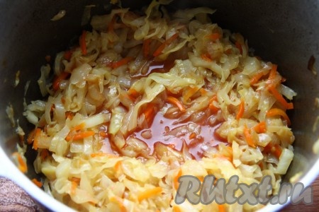 К готовым овощам вливаем томатный сок и перемешиваем.
