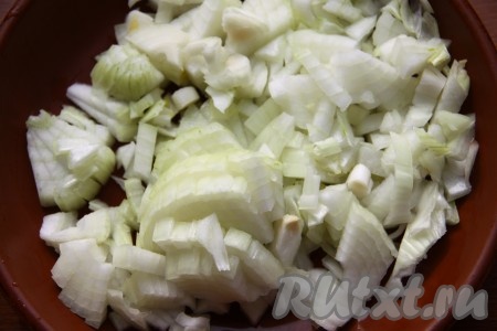 Лук мелко нарезаем и обжариваем в казанке или сковороде на среднем огне с добавлением растительного масла до прозрачности, иногда помешивая.