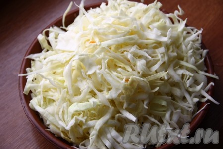 Капусту шинкуем и слегка приминаем руками, добавляем к луку и моркови, перемешиваем и тушим до готовности капусты, около 20 минут (крышкой не накрываем). Во время приготовления солим и перчим овощи по вкусу.
