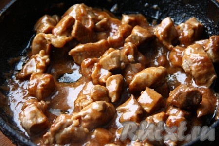 Когда куриное филе будет готово, добавить к нему кисло-сладкий соус и держать на огне около 5 минут при постоянном помешивании. Постепенно соус загустеет и станет достаточно густым.