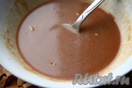 Отдельно смешать все ингредиенты для кисло-сладкого соуса: воду, крахмал, соевый соус, кетчуп, сахар, соль, перец, яблочный сок, уксус и выдавленный чеснок, хорошо перемешать получившийся кисло-сладкий соус. Если у вас нет сока, можете заменить его обычной водой (вкус блюда изменится, но все равно получится вкусно).
