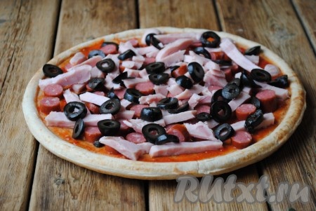 Затем выложить нарезанные колечками оливки. 