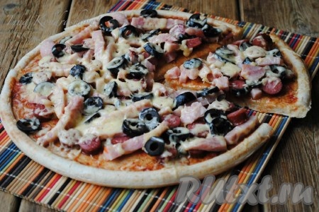 Отправить подготовленную пиццу на 5 минут в микроволновку, выпекать при мощности 800 Ватт. Вот и всё, нашу быструю и вкусную пиццу на готовой основе в горячем виде можно подавать к столу.&nbsp;
