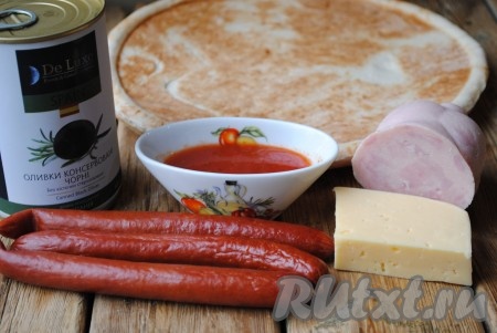 Подготовить необходимые ингредиенты для приготовления пиццы на готовой основе в микроволновке