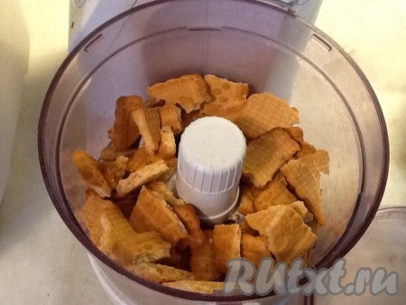 Печенье необходимо раскрошить, для этого выкладываем его в комбайн.
