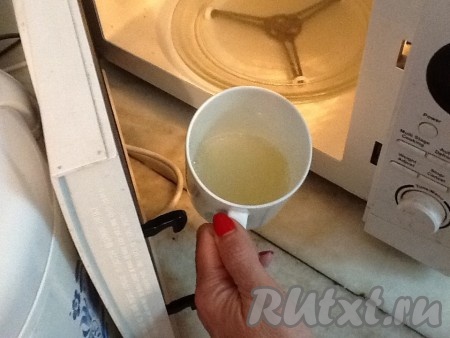 Приступаем к растворению желатина. Берем пакетик желатина (10 грамм) и заливаем, примерно, 50-60 мл воды, ставим в микроволновку на 30 секунд, достаем и перемешиваем - желатин растворился. 
