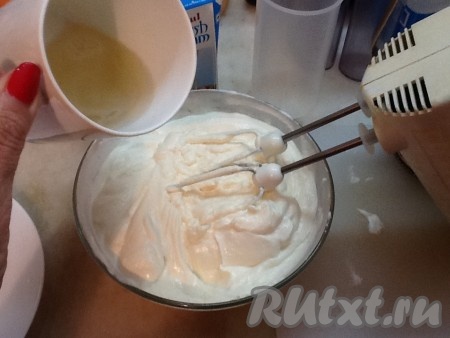 Вливаем желатин тонкой струйкой в сырную массу и взбиваем ее.
