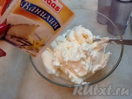 Подготовим сырный крем. Для этого выкладываем сыр маскарпоне в емкость и добавляем сливки, ванилин и сахар. Затем взбиваем на малой скорости, чтобы масса не свернулась.