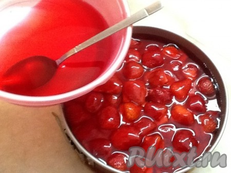 Аккуратно заливаем теплым (не горячим) желе наш тортик.
