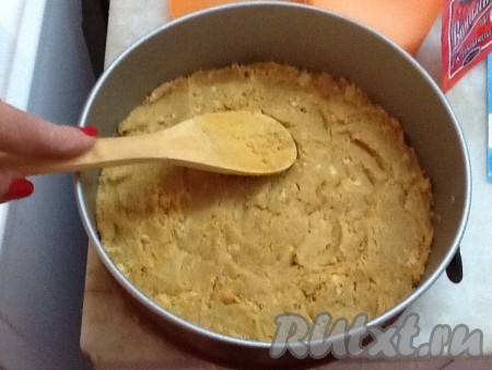 Выкладываем полученную смесь в форму и уплотняем.
