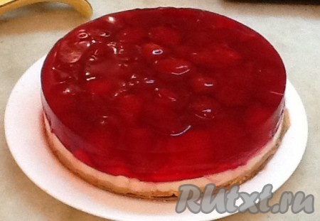 Чтобы достать торт из формы, проведите вдоль бортика ножом, как бы отделяя его от стенок. Затем аккуратно расстегните замок и снимите верхнюю часть формы. Переложите торт на блюдо с помощью тонкой лопатки или большого ножа, отделив от бумаги.
