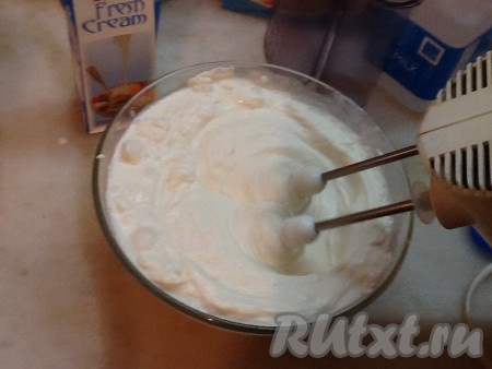Подготовим сырный крем. Для этого выкладываем сыр маскарпоне в емкость и добавляем сливки, ванилин и сахар. Затем взбиваем на малой скорости, чтобы масса не свернулась.