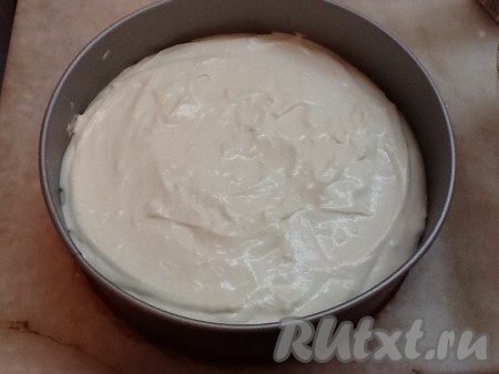 Достаем из холодильника форму с основой из печенья - она застыла. Выкладываем на основу сырный крем ровным слоем и опять убираем в холодильник на 30 минут.