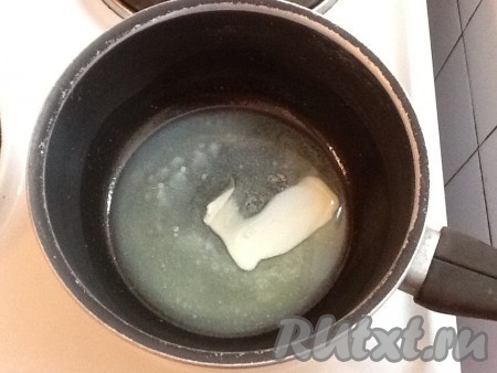 Сливочное масло растапливаем и добавляем к печенью.