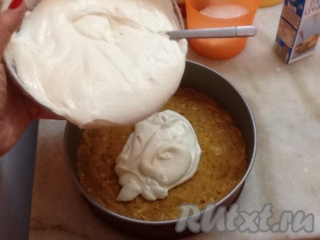 Достаем из холодильника форму с основой из печенья - она застыла. Выкладываем на основу сырный крем ровным слоем и опять убираем в холодильник на 30 минут.