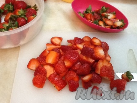 Подготовим клубнику и желе. Клубнику нарезаем тонкими кусочками. 
