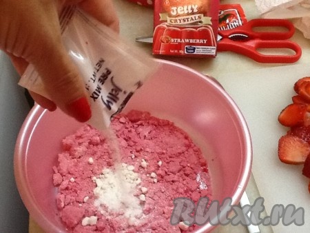 Желе растворяем, согласно инструкции на упаковке, и немного остужаем.
