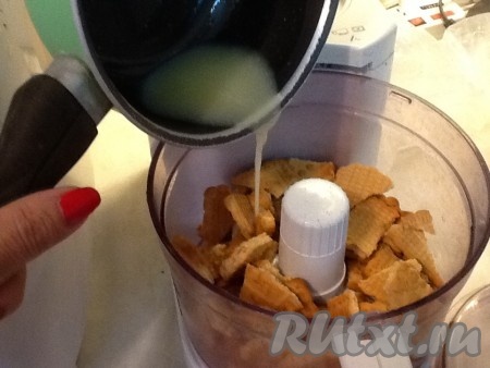 Сливочное масло растапливаем и добавляем к печенью.