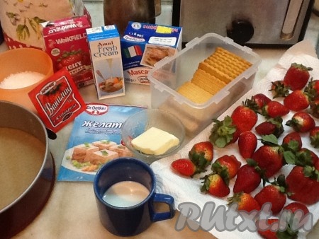 Подготовим необходимые ингредиенты для приготовления клубничного торта без выпечки с сыром маскарпоне